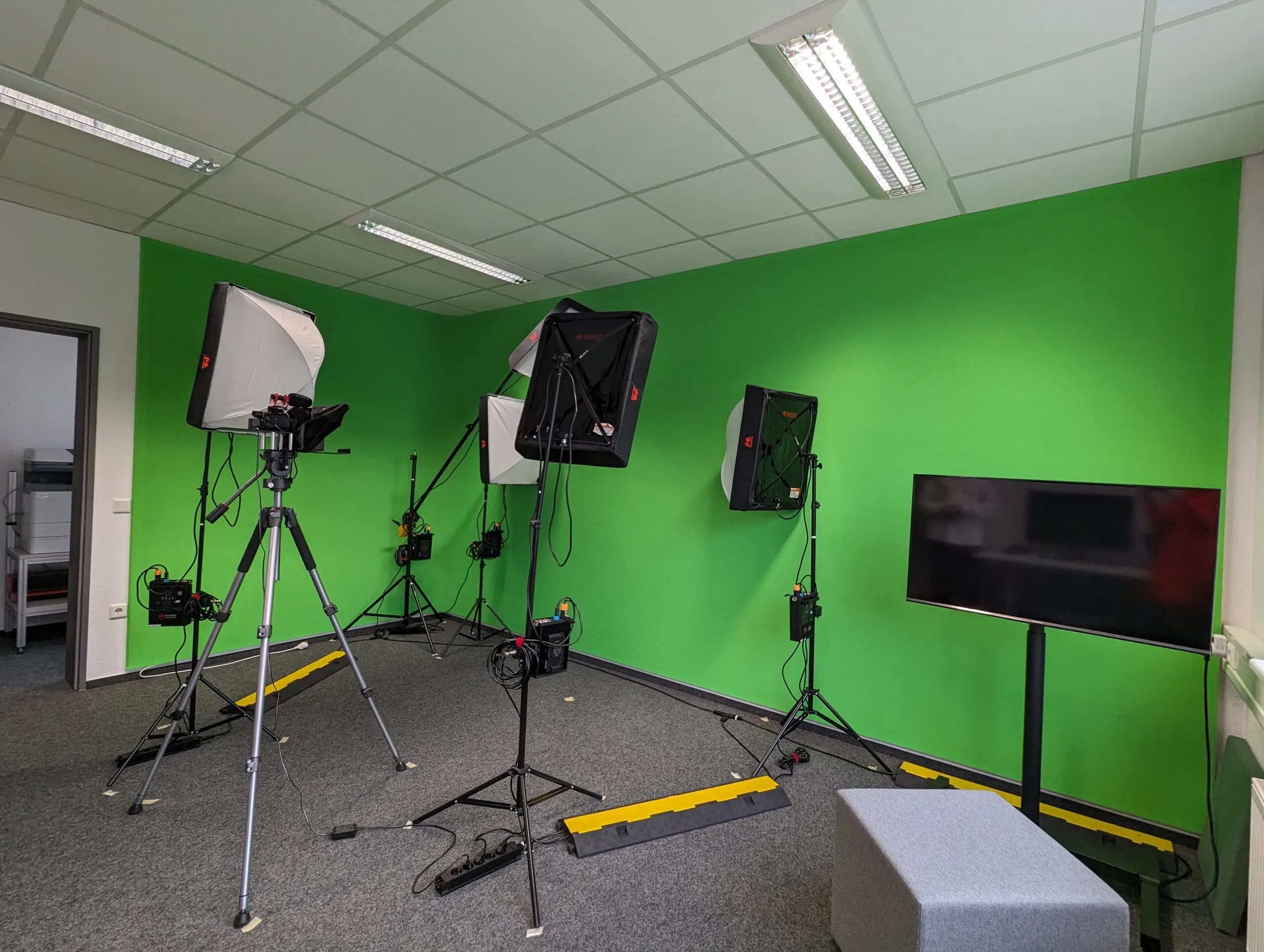 Professionelle Ausstattung im Medienraum bei pfinztal.works Coworking: Greenscreen mit Schallschutz und Leuchten