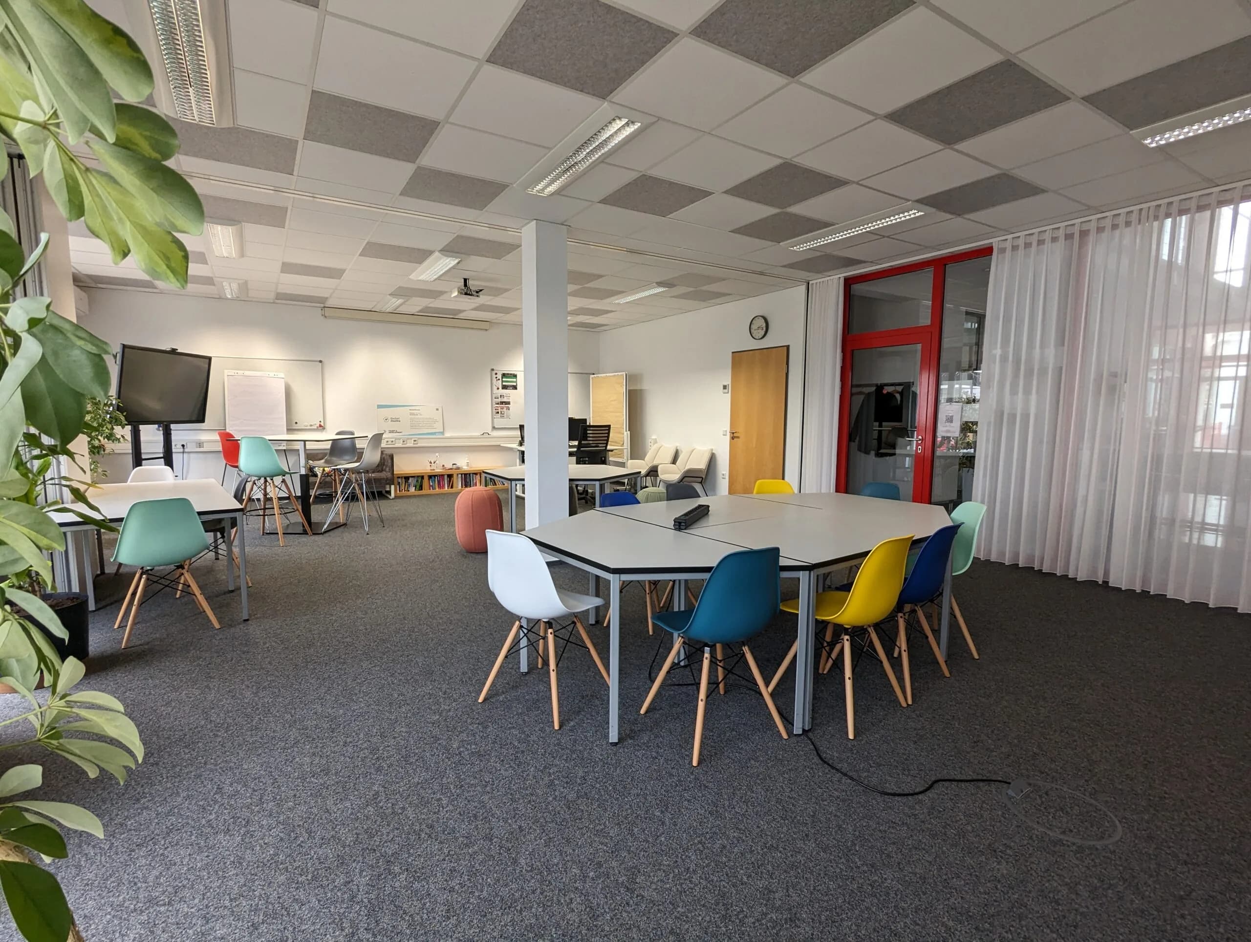 Projektraum PROJECT: Trennwand offen, großer Arbeitsraum