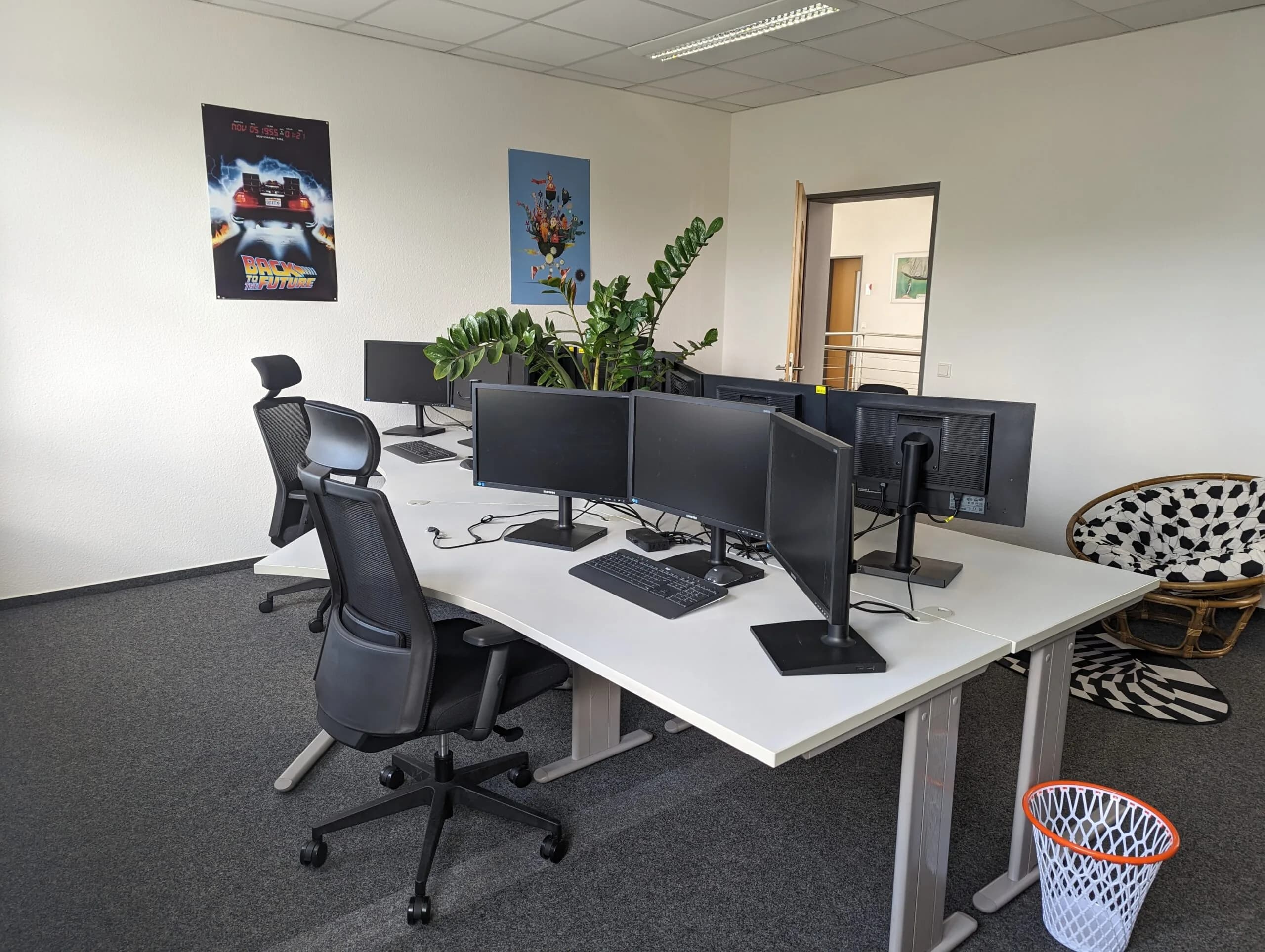 Probearbeiten! Raum für Software-Entwickler, Zeichner und Techies mit je drei Monitoren