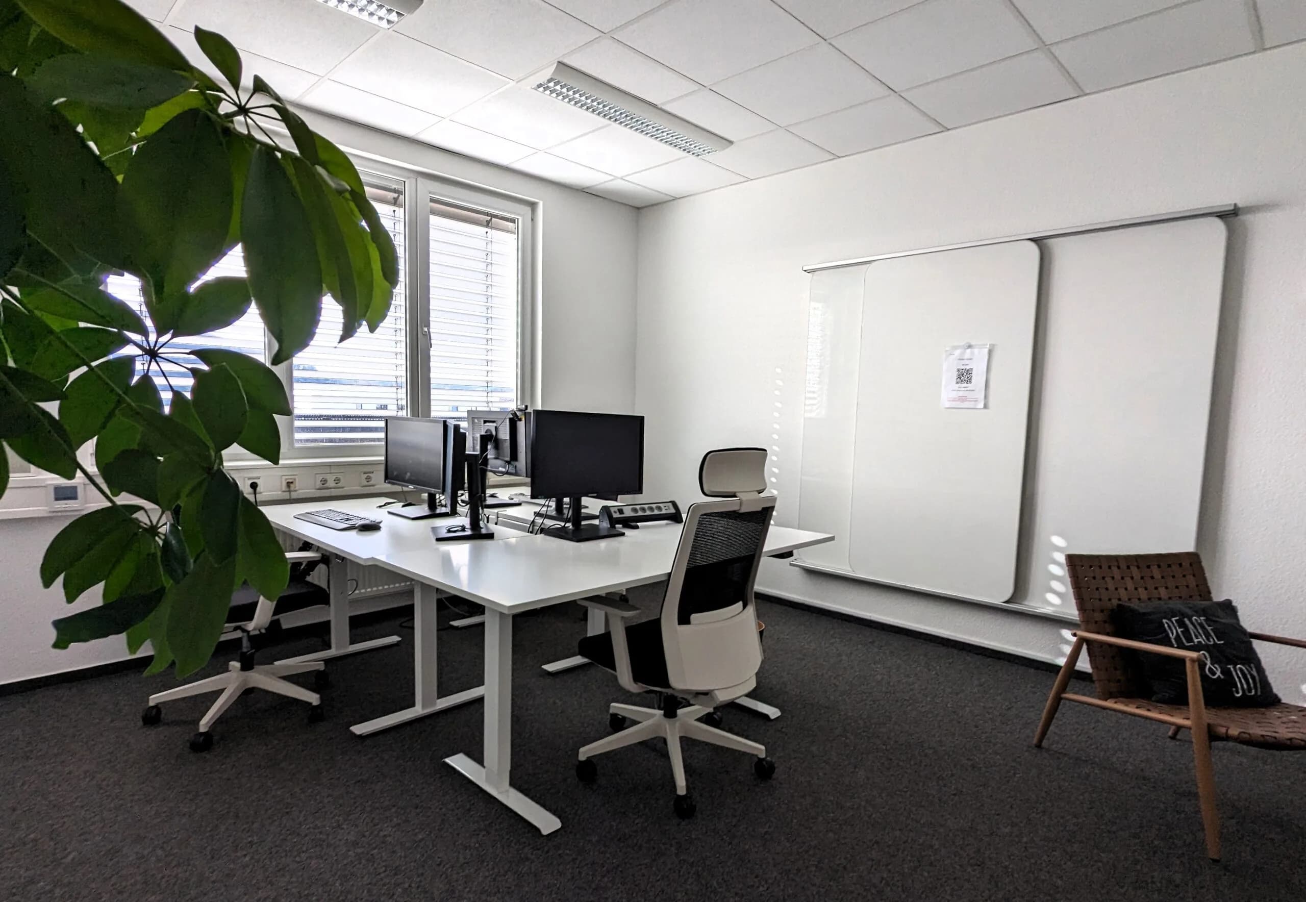 Flexibles Arbeiten im Coworking-Space in Pfinztal bei Karlsruhe: Arbeitsplätze mit Schreibtisch und hygge-Elementen für konzentriertes Arbeiten.