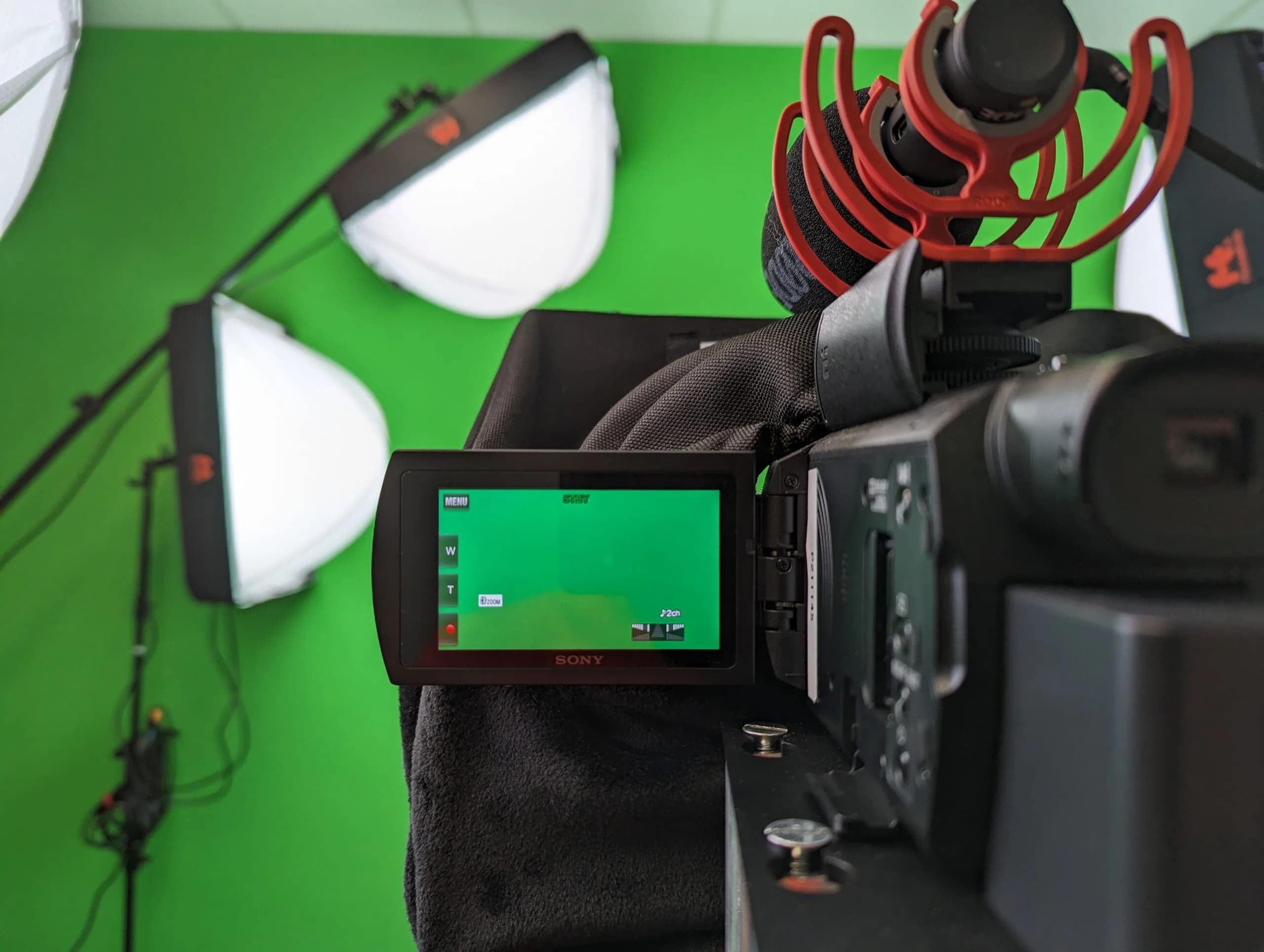 Videostudio: Professionelle Ausstattung im Medienraum bei pfinztal.works Coworking: Greenscreen mit Schallschutz und Leuchten Kamera