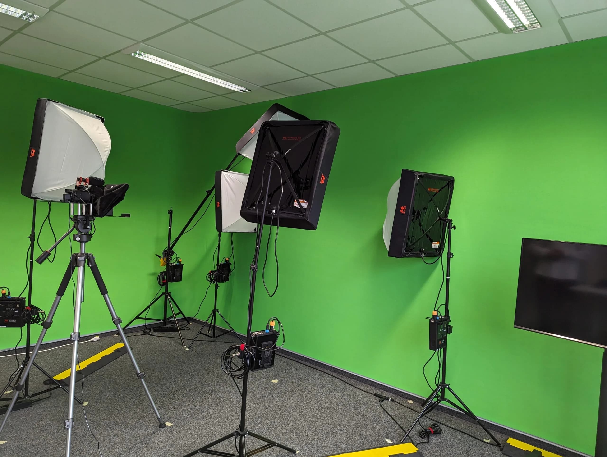 Professionelle Ausstattung im Medienraum bei pfinztal.works Coworking: Greenscreen mit Schallschutz, mobiler Monitor
