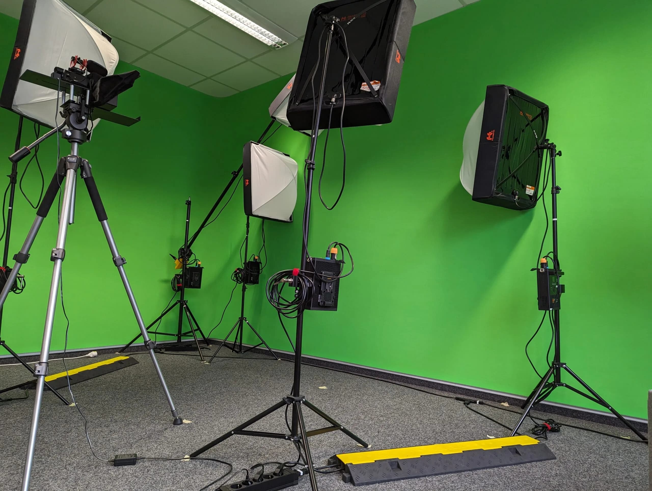 Professionelle Ausstattung im Medienraum bei pfinztal.works Coworking: Greenscreen mit Schallschutz und Leuchten