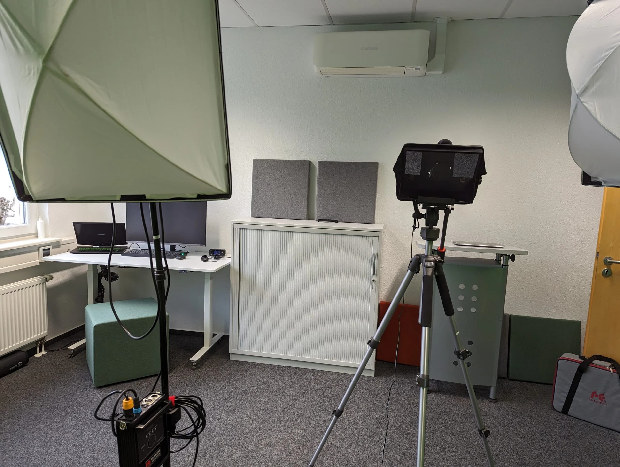 Professionelle Ausstattung im Medienraum bei pfinztal.works Coworking: Kamera