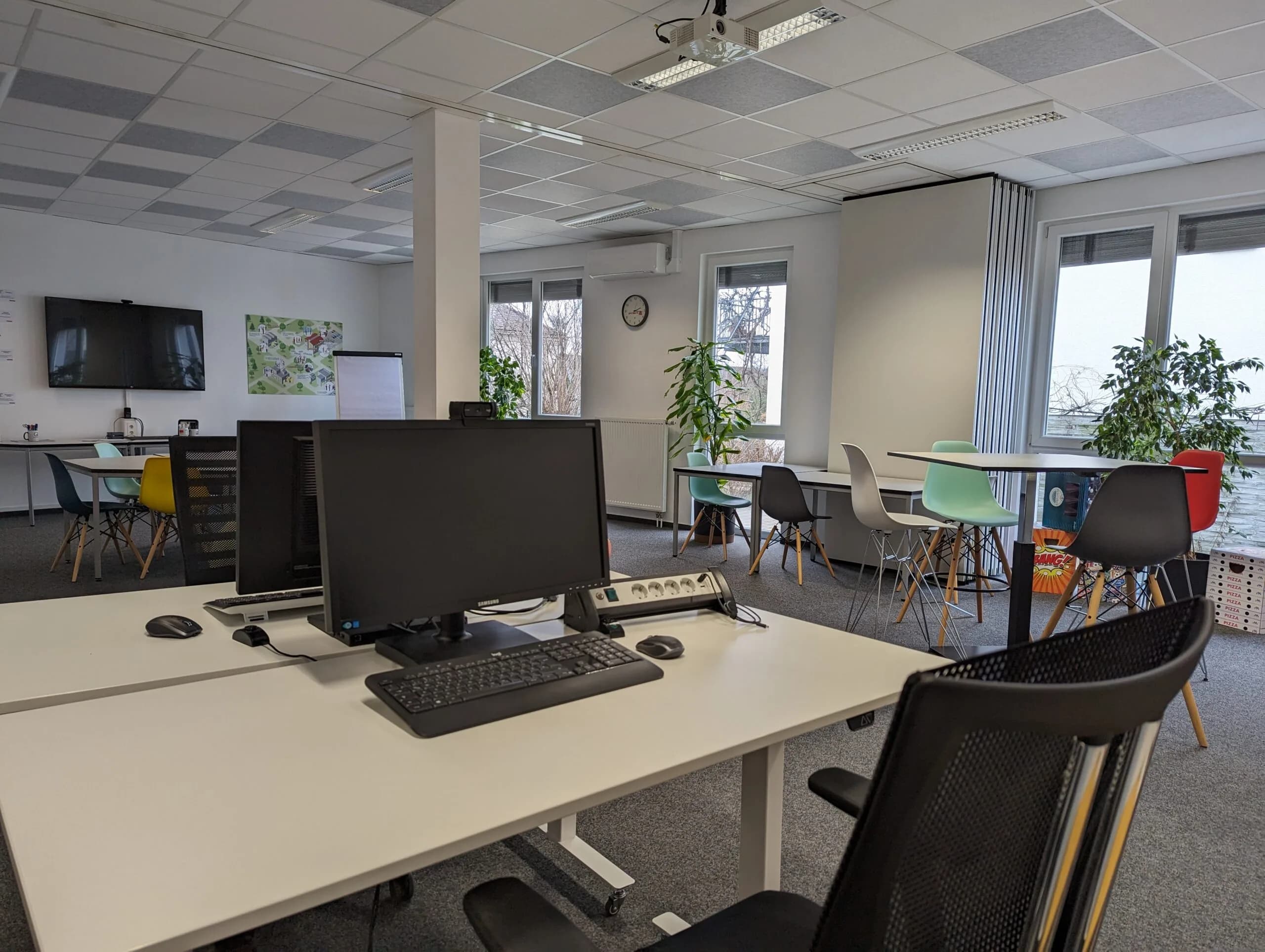 Coworking-Space in Pfinztal bei Karlsruhe: Moderner Arbeitsplatz mit ergonomischem Bürostuhl und Schreibtisch.