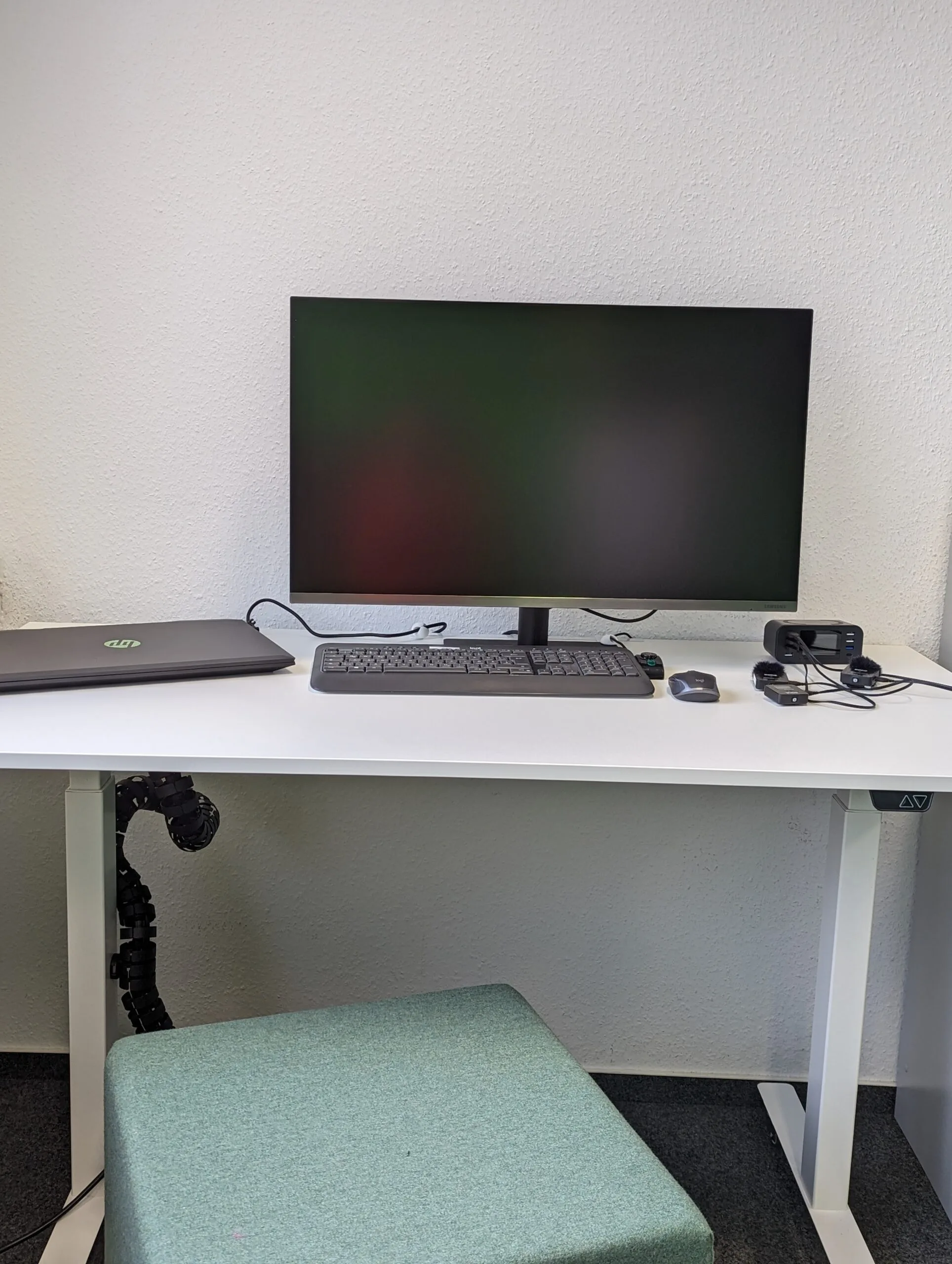 Professionelle Ausstattung im Medienraum bei pfinztal.works Coworking: Schnitt-PC mit Software