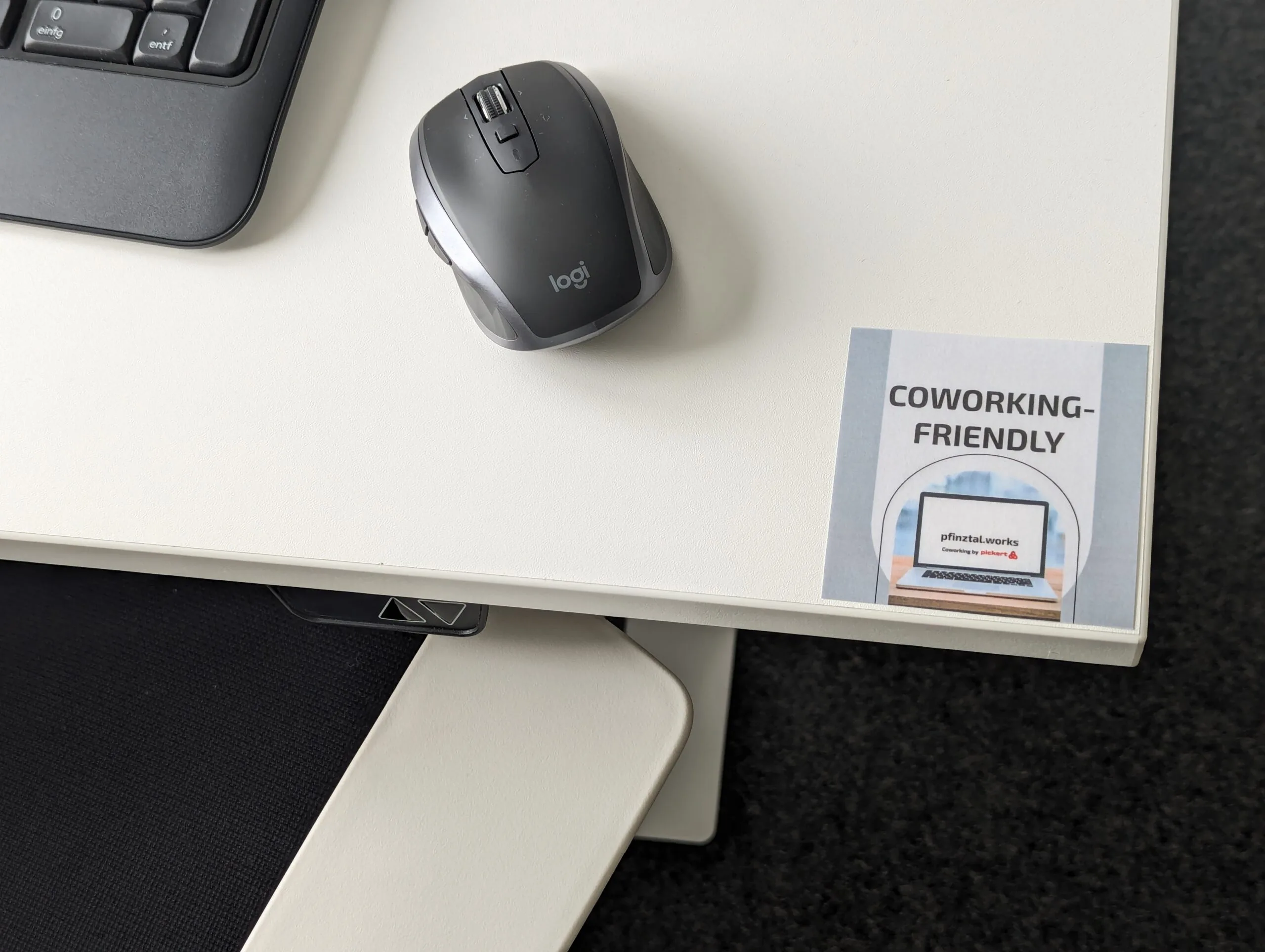 Coworking-Friendly-Arbeitsplätze mit Markierung.
