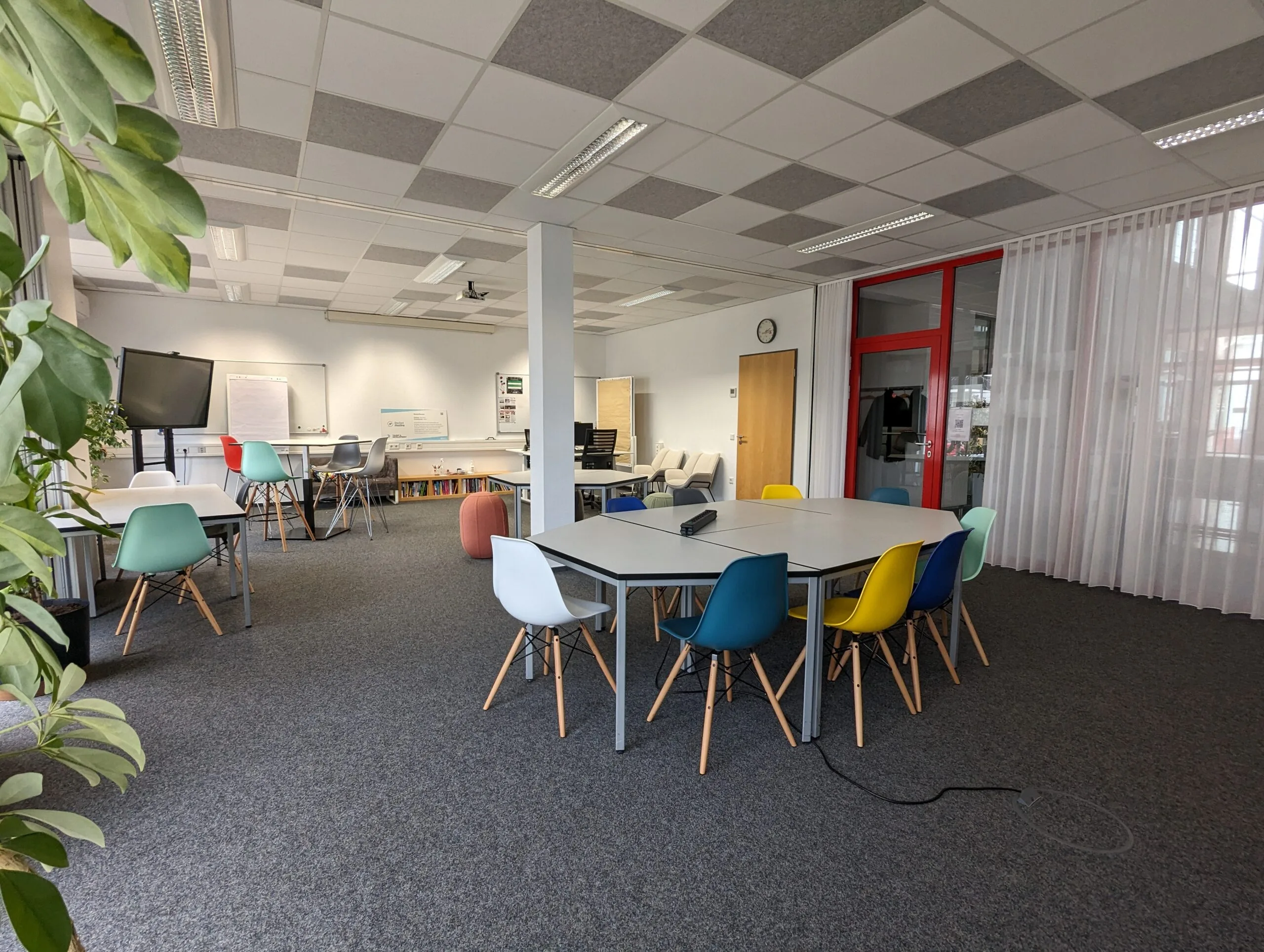 Projektraum PROJECT: Trennwand offen, großer Arbeitsraum